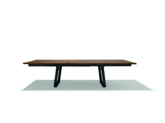 Moderner Team 7 Nox Esstisch aus Massivholz mit eleganter Tischplatte und filigranen Metallbeinen.