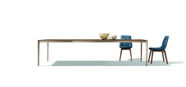 Moderner Team 7 Tak Esstisch aus Massivholz mit eleganter Tischplatte und filigranen Beinen.