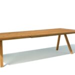 Moderner Esstisch Taso aus Massivholz von Team 7 mit eleganter Formgebung.