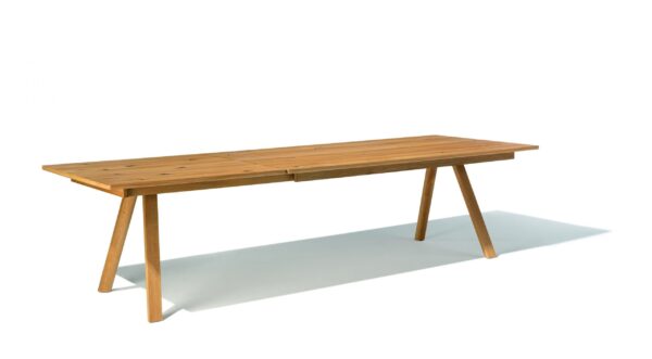 Moderner Esstisch Taso aus Massivholz von Team 7 mit eleganter Formgebung.