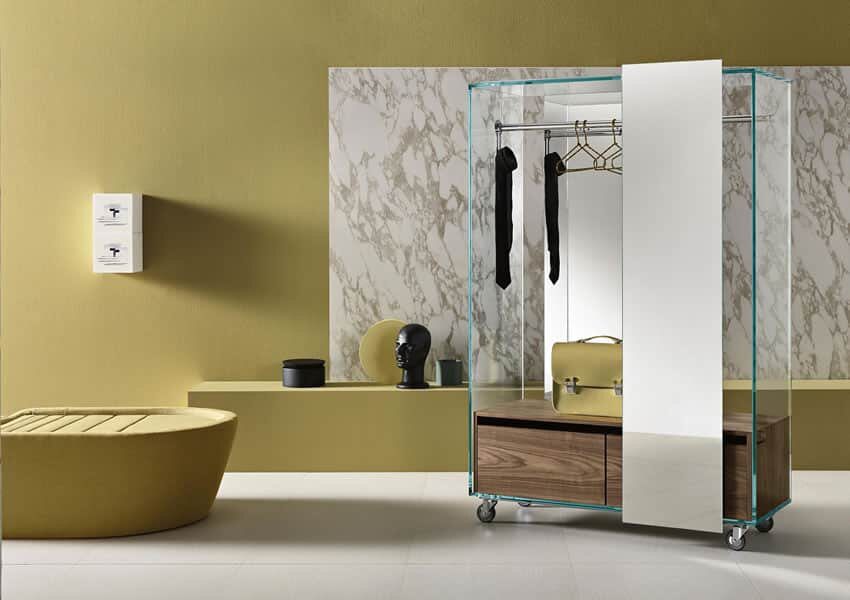 Elegante Wandgarderobe aus Glas von Tonelli Design für moderne Eingangsbereiche.