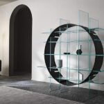 Modernes Glasregal Paradigma von Tonelli Design mit transparenten Böden und minimalistischem italienischen Design.