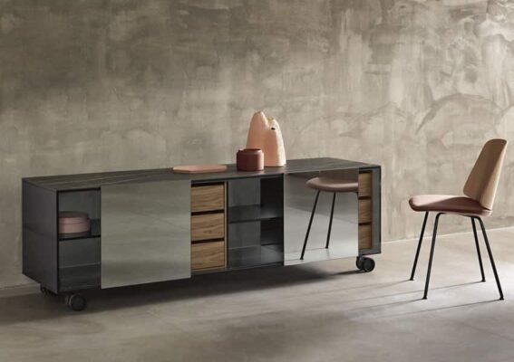 Modernes Shoji Madia Glas-Sideboard von Tonelli Design mit minimalistischem italienischem Design.