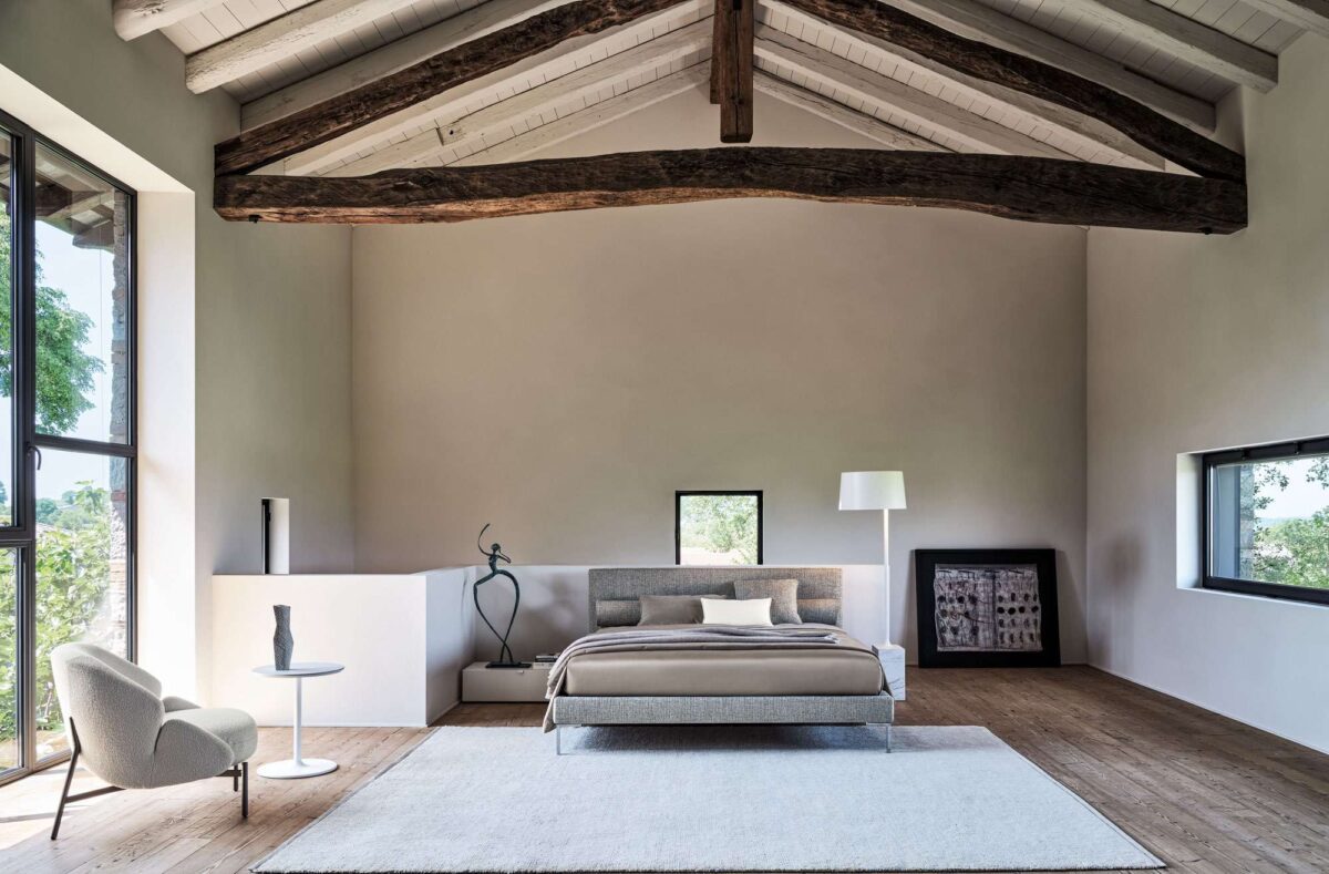 Modernes Twils Max Bett mit gepolstertem Kopfteil in elegantem Grau.