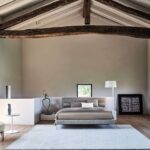 Modernes Twils Max Bett mit gepolstertem Kopfteil in elegantem Grau.