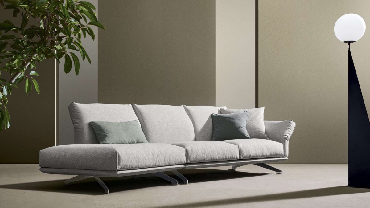 Modernes Twils Wing Sofa in grauem Stoff für stilvolles Wohnambiente