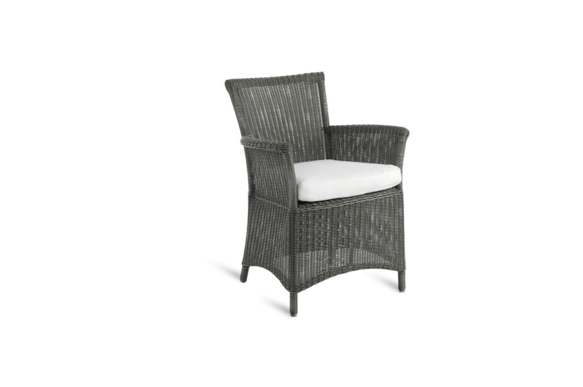 Eleganter Unopiù Capri Gartensessel mit hellem Geflecht und weichen Polstern für stilvolle Außenbereiche.