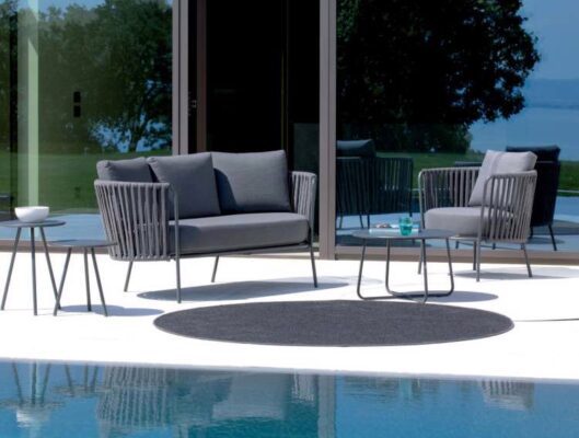Moderne Daisy Sitzgruppe mit Tisch und Stühlen für Terrasse oder Garten von Vermobil.