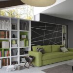 Platzsparendes Schrankbett mit ausklappbarem Sofa in modernem Design für kleine Wohnräume.
