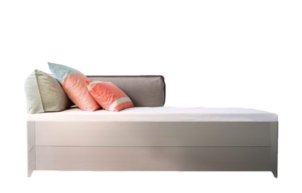 Weißes Stapelbett TORO mit zwei Etagen - ideal für kleine Kinderzimmer.