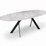 Eleganter Esstisch Torino aus Massivholz von Willisau, hochwertige Schweizer Möbelkunst.