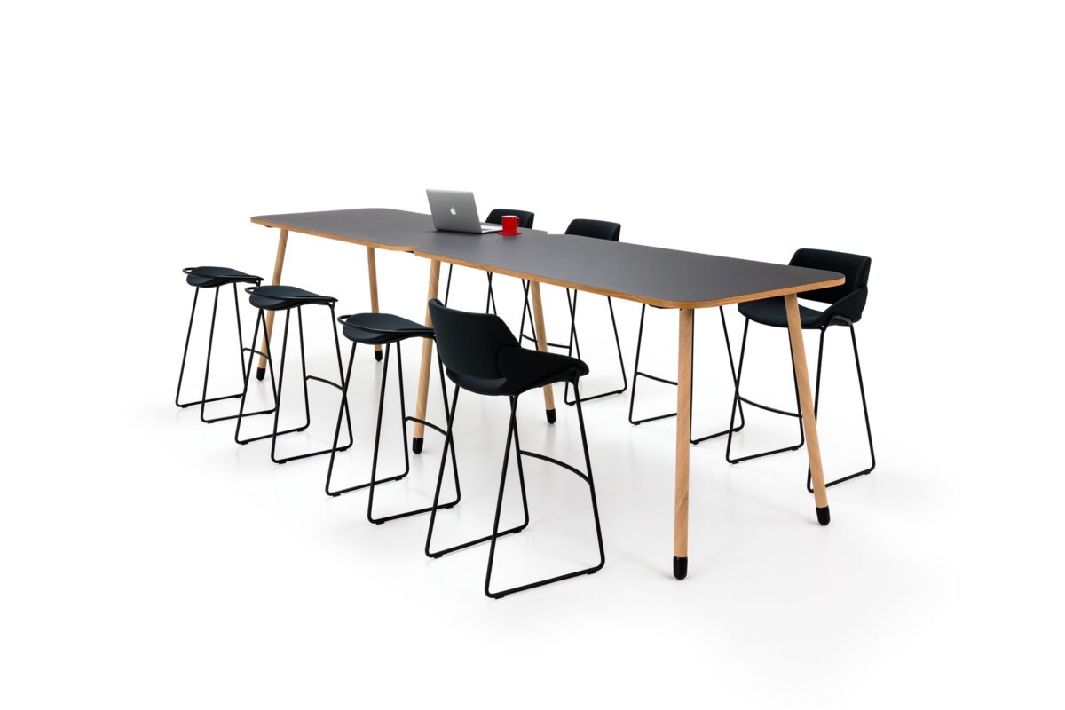 Moderne Büromöbel von Wini Winea Teams für flexible Arbeitsplätze und Teamarbeit.