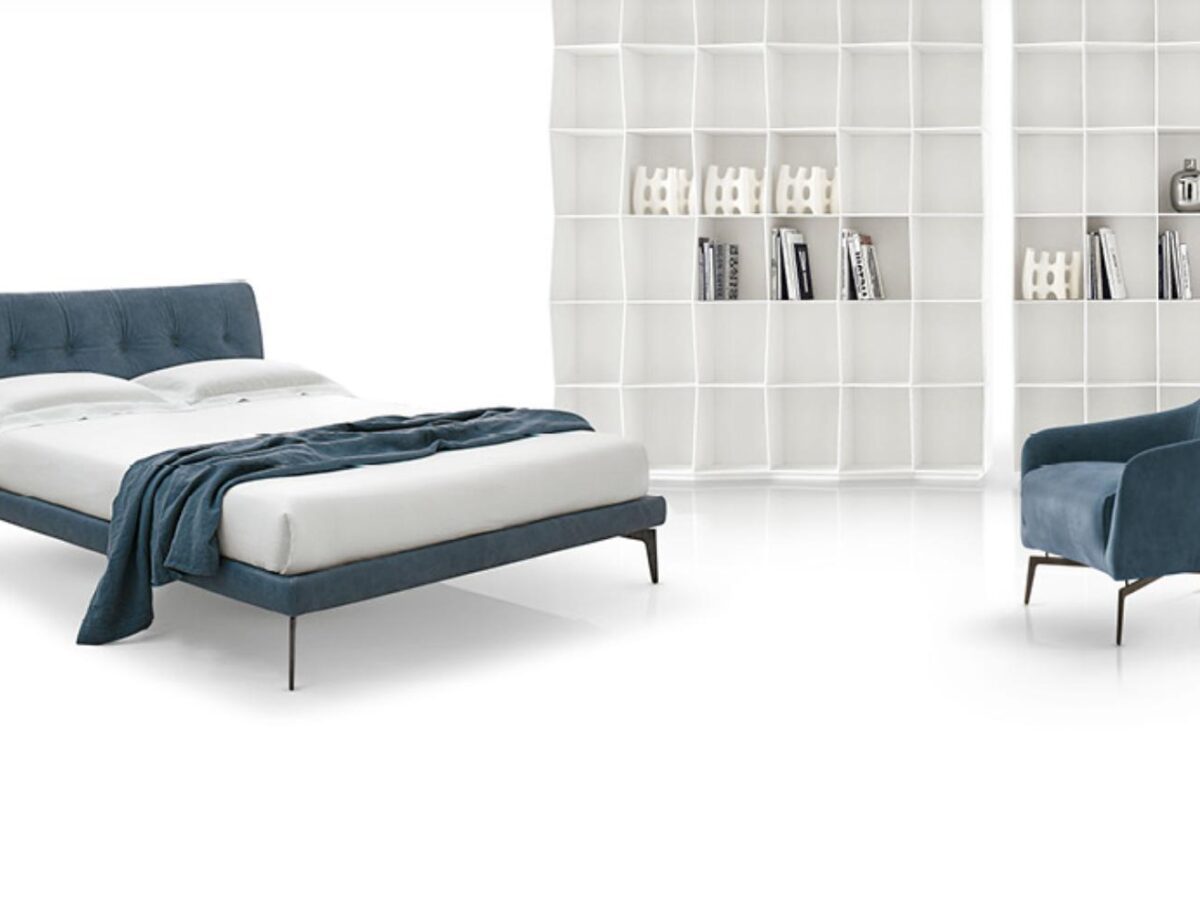 Modernes Alivar Arca Doppelbett mit gepolstertem Kopfteil in elegantem italienischem Design.