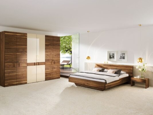 Modernes Anrei Rio 12 Schlafzimmer-Set mit Bett und zwei Nachttischen in warmer Holzoptik.