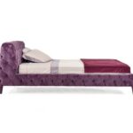 Luxuriöses Windsor Bett von Arketipo mit elegantem Kopfteil und modernem Design.