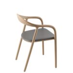 Moderner Artisan Neva Stuhl mit elegantem Design für stilvolle Wohnräume.