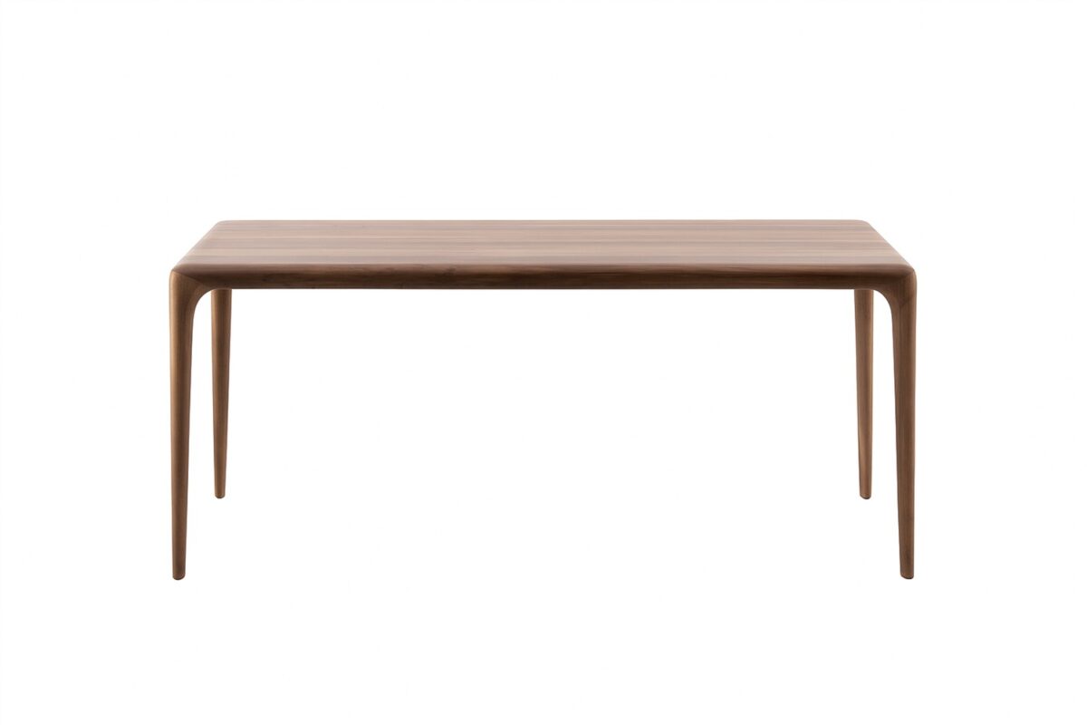 Moderner Latus Esstisch aus Massivholz von Artisan mit eleganter Tischplatte und schrägen Beinen.