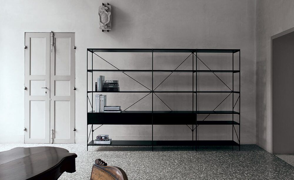 Ausziehbares Wandregal mit 4 Ebenen für platzsparende Aufbewahrung