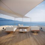 Elegantes Ethimo Baia Sofa für Außenbereiche mit komfortablen hellen Kissen.