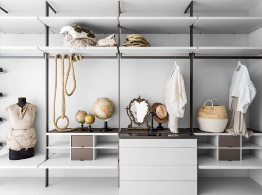 Begehbarer Kleiderschrank von Caccaro mit eleganten Holzregalen und großzügigem Stauraum.