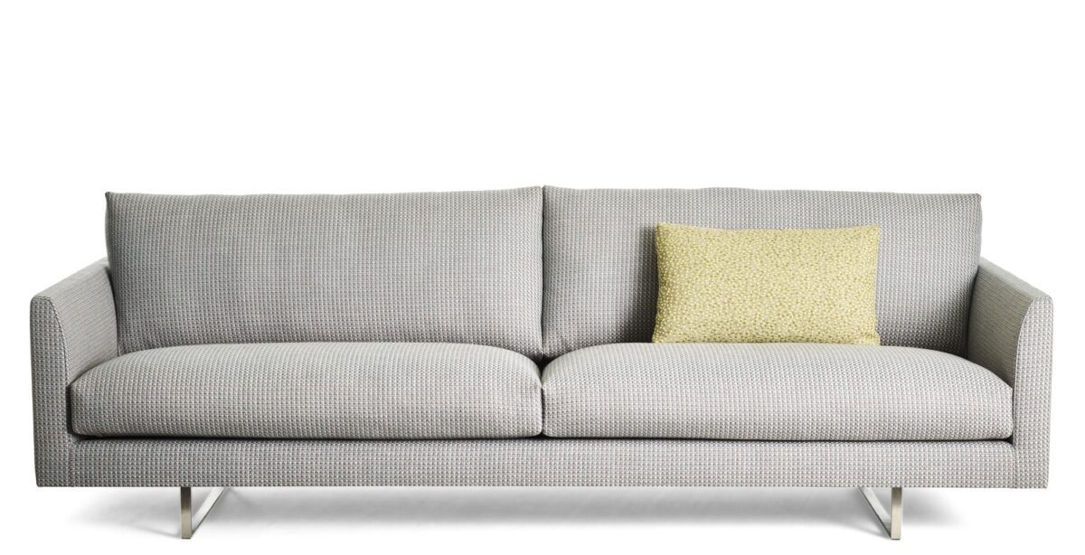 Beiges Montis Axel Sofa mit eleganten schlanken Armlehnen im zeitgemäßen minimalistischen Design.