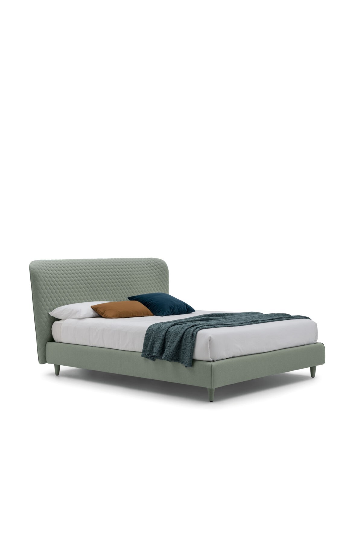 Elegantes Coralle Polsterbett von Bolzan mit weichem Kopfteil und modernem Design.