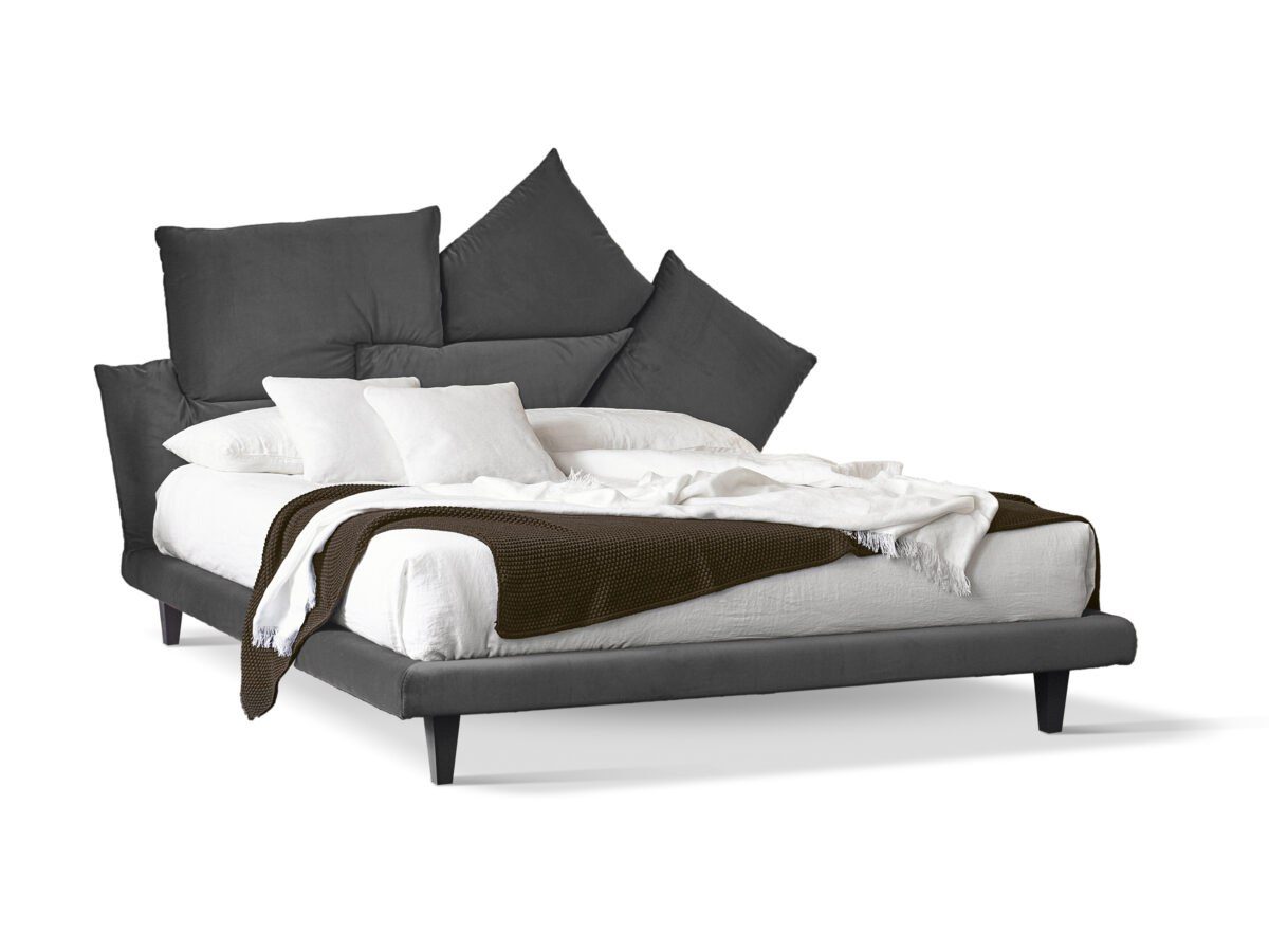 Modernes Bonaldo Picabia Bett mit eleganter Polsterung für stilvolles Schlafzimmer-Design.