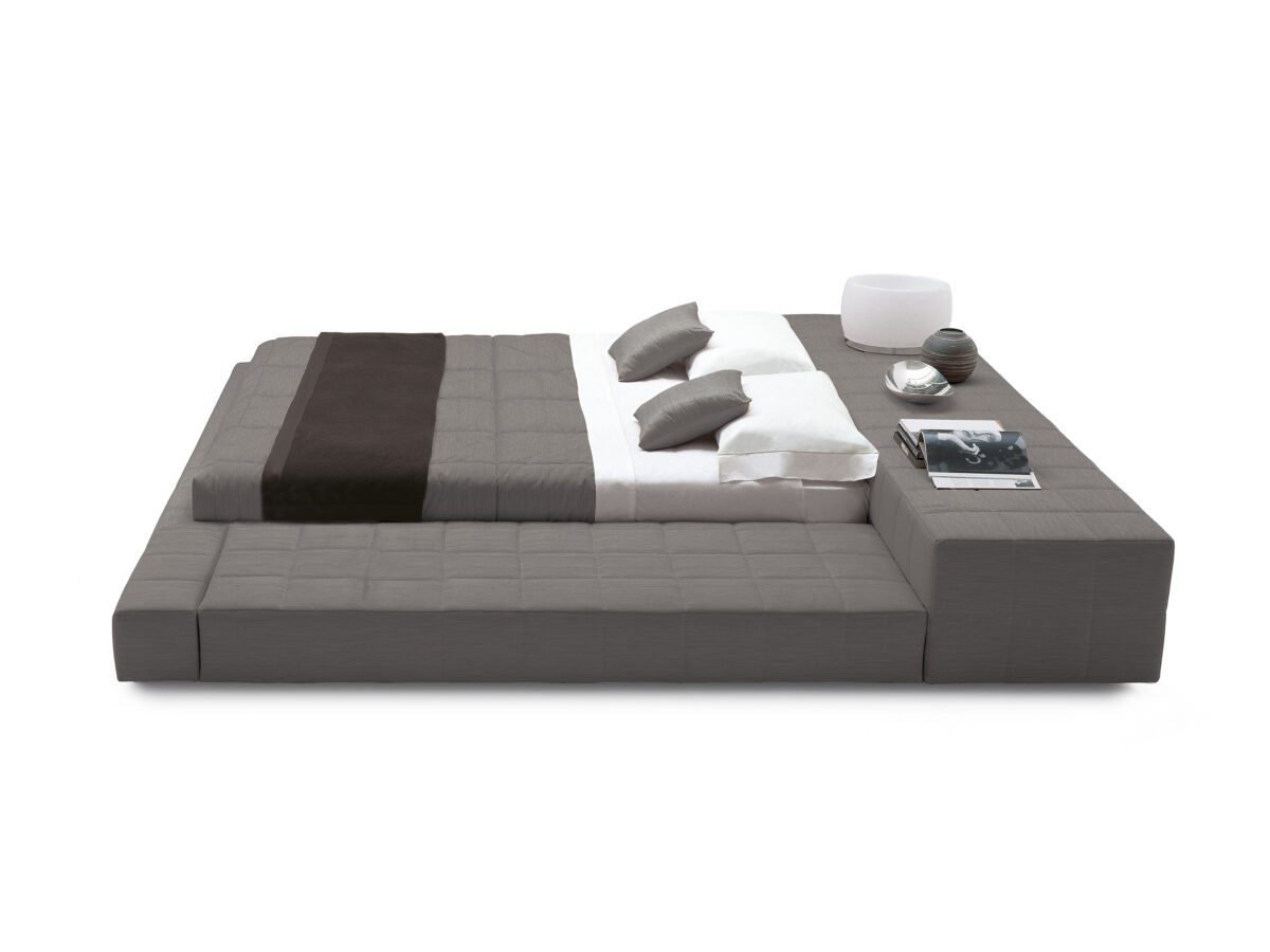 Modernes Bonaldo Squaring Bett mit gepolstertem Kopfteil in elegantem Design für stilvolle Schlafzimmer.