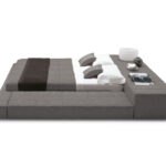 Modernes Bonaldo Squaring Bett mit gepolstertem Kopfteil in elegantem Design für stilvolle Schlafzimmer.
