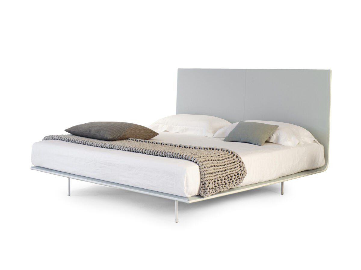 Modernes Bonaldo Thin Bett mit minimalistischem Design und elegantem Kopfteil für stilvolle Schlafzimmer.