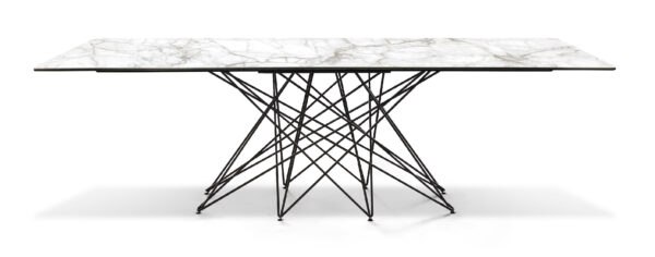 Moderner Bonaldo Octa Esstisch mit eleganter Tischplatte und markanten geometrischen Tischbeinen.