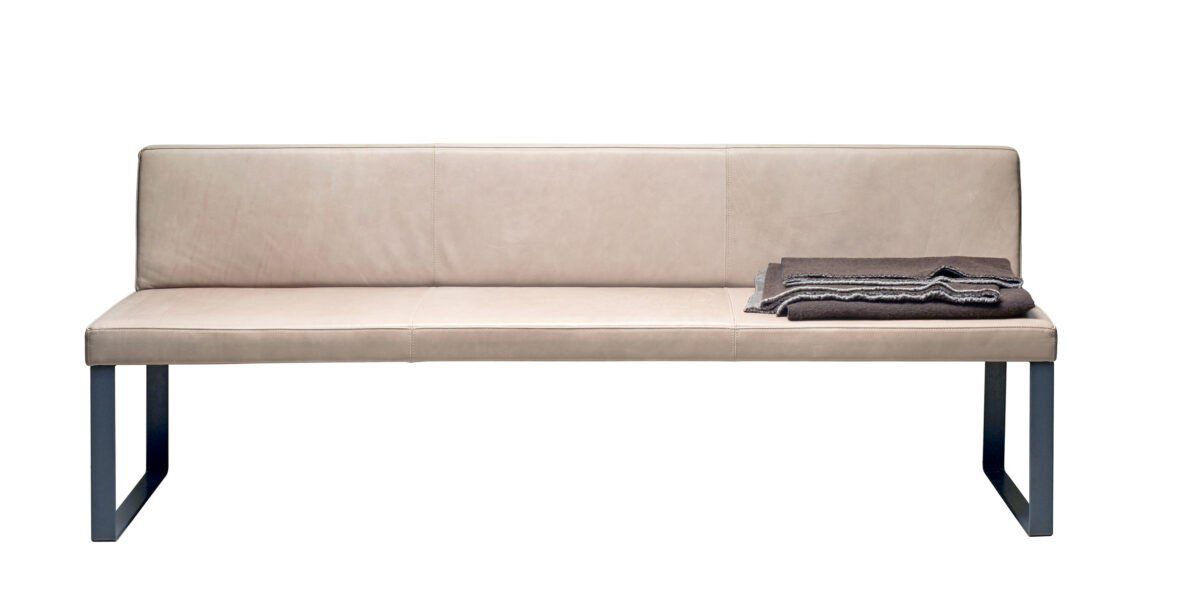 Bunte Pop-Art Illustration einer Bankfiliale mit Retro-Design und lebendigen Farben.