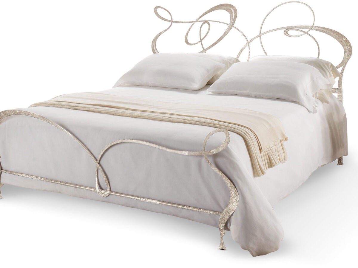 Elegantes italienisches Designbett Ghirigori 4 von Cantori mit kunstvollem Metallrahmen.