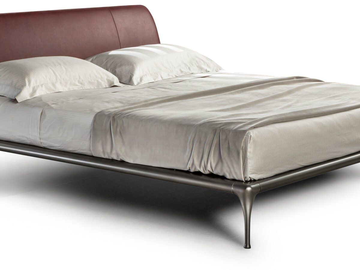 Elegantes Cantori Iseo Bett mit geschwungenem Kopfteil und luxuriösem italienischem Design.