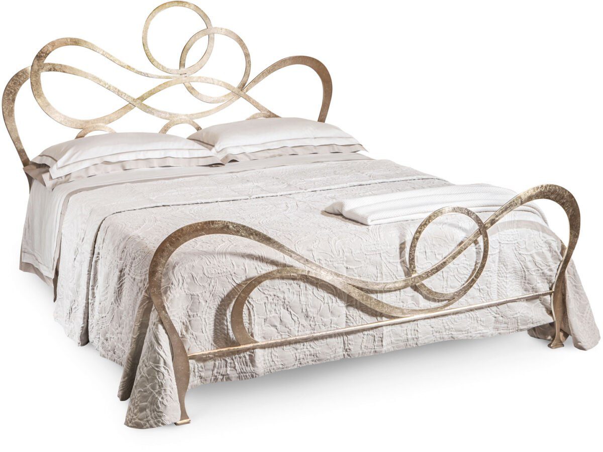 Elegantes Cantori JAdore Bett mit geschwungenem Kopfteil in luxuriösem Design.