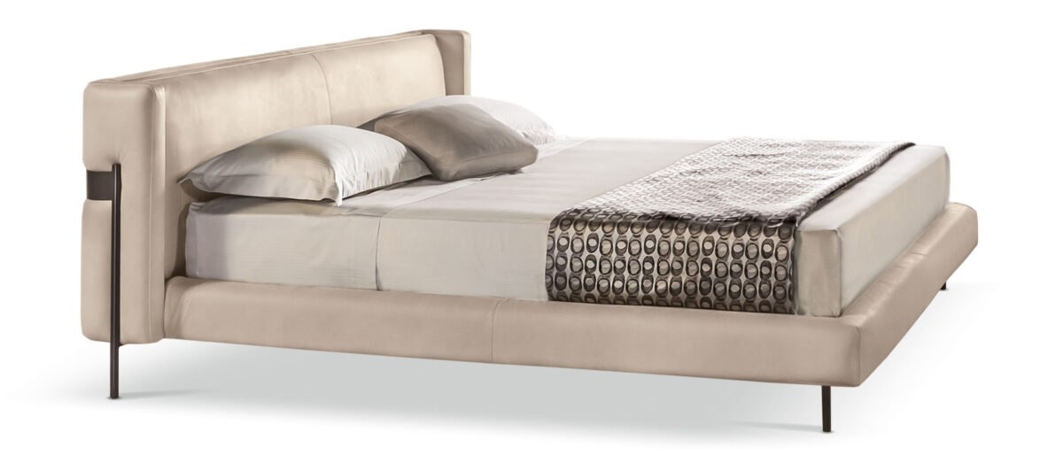 Elegantes italienisches Bett Valley von Cantori mit geschwungenem Kopfteil und luxuriösem Design.