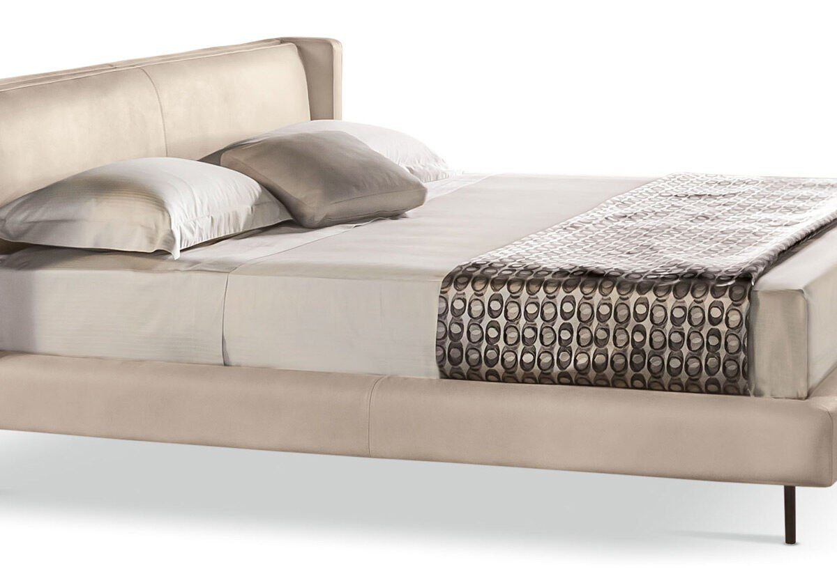 Elegantes italienisches Bett Valley von Cantori mit geschwungenem Kopfteil und luxuriösem Design.