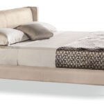 Elegantes italienisches Bett Valley von Cantori mit geschwungenem Kopfteil und luxuriösem Design.