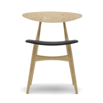 Carl Hansen CH33 Stuhl mit Polstersitz und elegantem Holzgestell im dänischen Designstil.