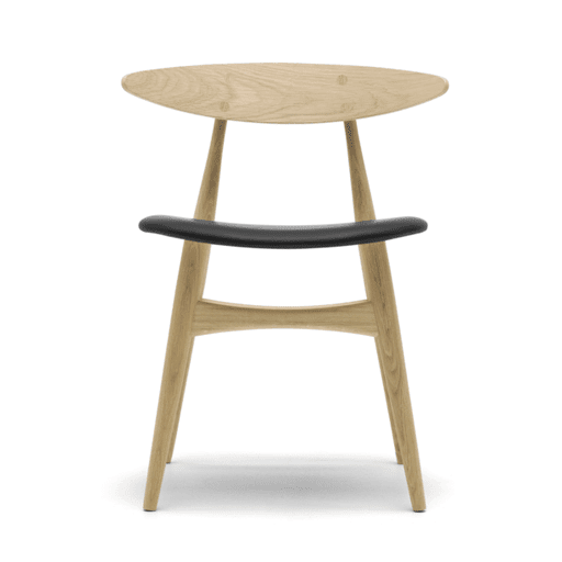 Carl Hansen CH33 Stuhl mit Polstersitz und elegantem Holzgestell im dänischen Designstil.