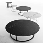 Drei Generationen einer Albino-Familie lächeln gemeinsam für ein liebevolles Porträt.