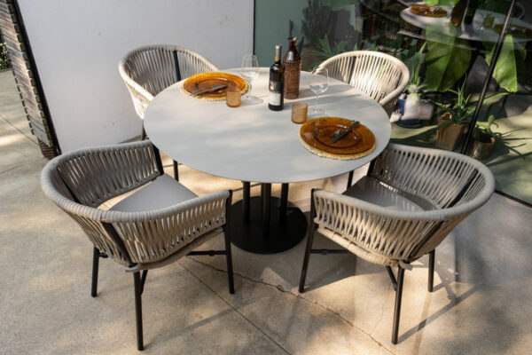 Modernes Gartenmöbel-Set Drigani Gaia Belize mit Stühlen und Tisch in elegantem Design.