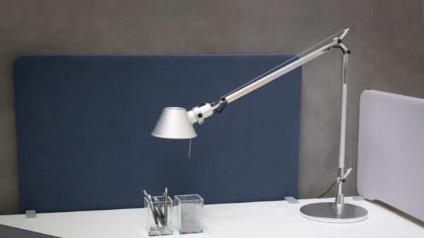 Artemide Tolomeo 6 Tischleuchte - Verstellbare Designer-Lampe mit elegantem Schwenkarm für optimale Beleuchtung.