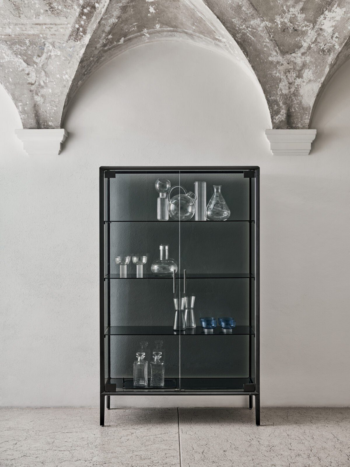 Moderne Audrey Glasvitrine von Bontempi Casa mit eleganter Glasfront für stilvolle Wohnzimmer.