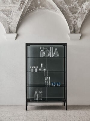 Moderne Audrey Glasvitrine von Bontempi Casa mit eleganter Glasfront für stilvolle Wohnzimmer.