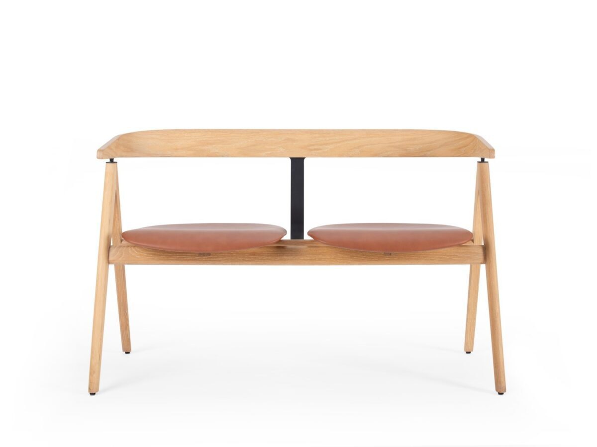 Elegante Gazzda Ava Sitzbank aus Holz im skandinavischen Stil für moderne Wohnräume.