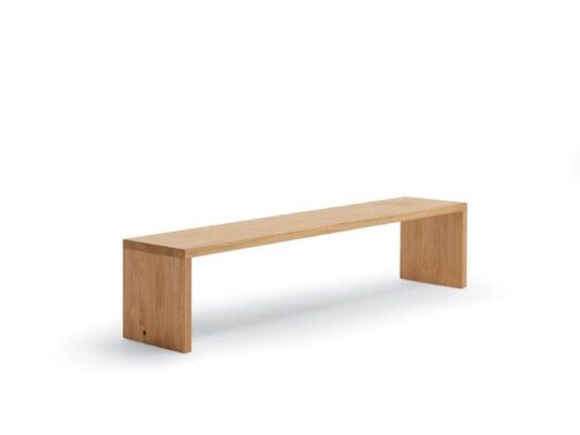 Elegante Natura Massivholzbank von Riva 1920 mit natürlicher Baumkante für modernes Wohndesign.