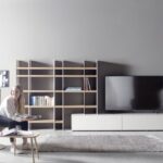 Elegante Scala 2 Wohnwand von Sudbrock mit praktischen Regalen und Schränken in warmer Holzoptik.