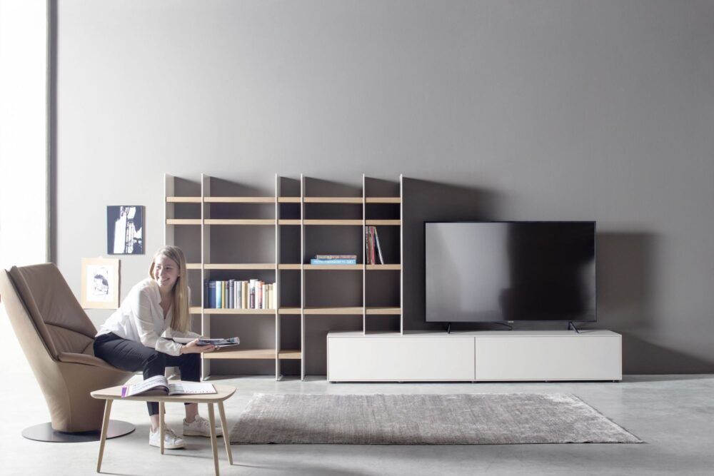 Elegante Scala 2 Wohnwand von Sudbrock mit praktischen Regalen und Schränken in warmer Holzoptik.