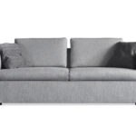 Tänzerin im Sprung mit wallendem Kleid - ausdrucksstarke Schwarzweiß-Fotografie voller Bewegung und Eleganz.